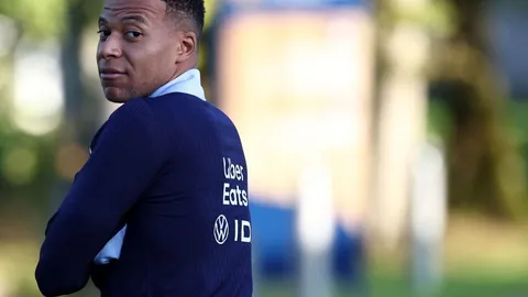 德名单公布：格罗斯荣登榜单，格雷茲卡未能入围