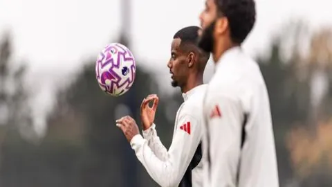 狼队三战仅积6分逼近降级区，升班马三队齐齐失利共丢12球